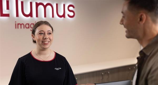 Lumus Imaging staff member greeting patient